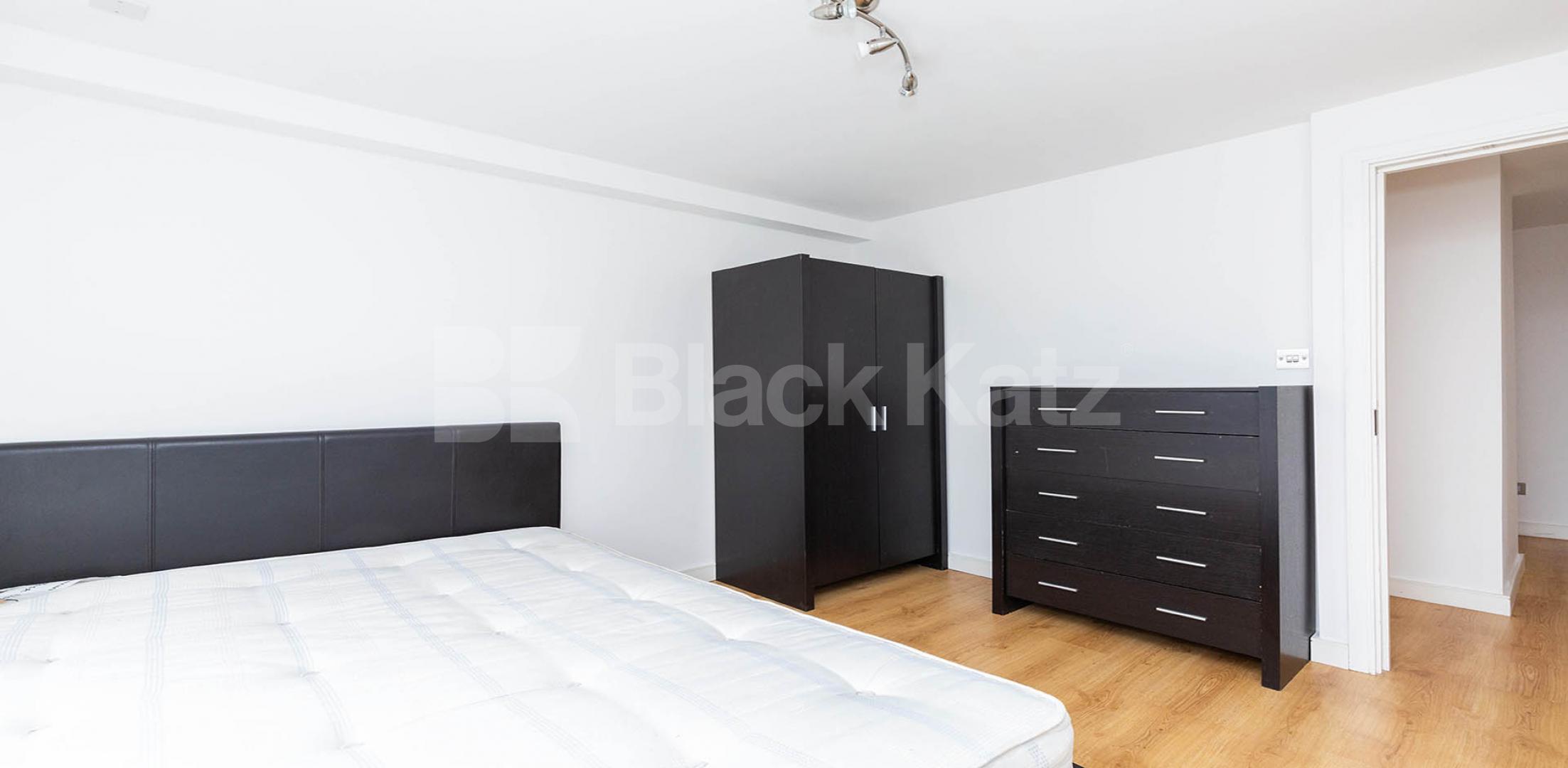 			IDEAL FOR 4 SHARERS!!, 3 Bedroom, 1 bath, 1 reception Flat			 Criterion Mews, ARCHWAY 